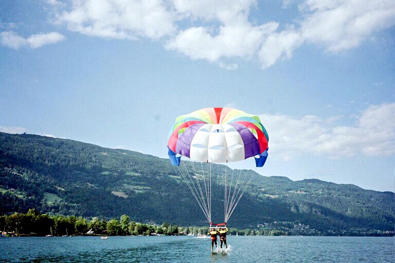 Fliegen Sie über dem See
